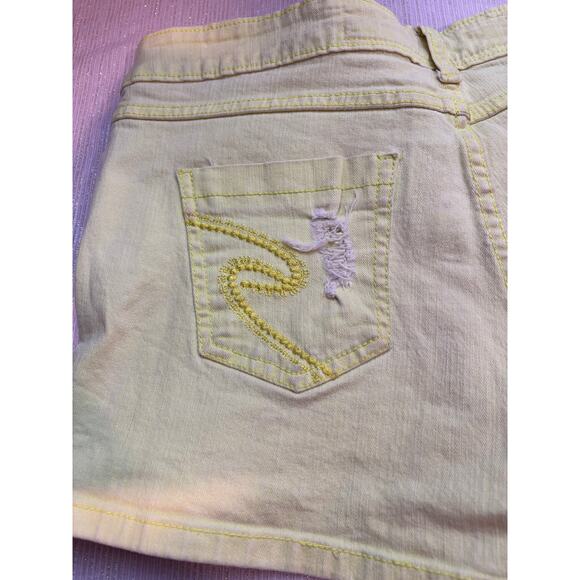 Juniors size 9 neon yellow soho babe denim shorts 2” inseam - Picture 4 of 8